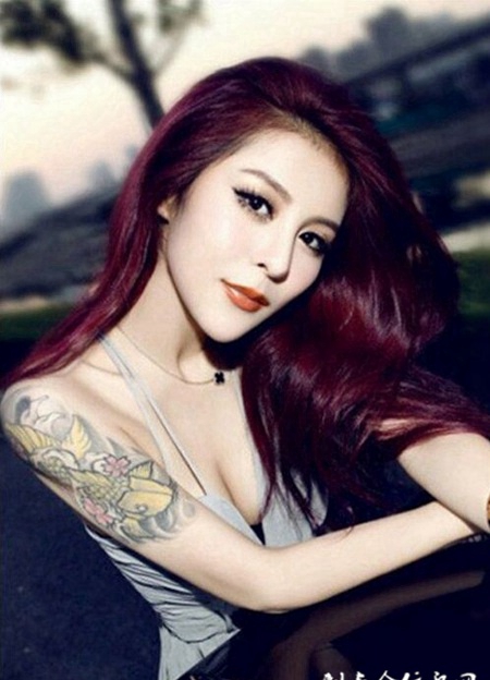 性感车模背部纹身图片