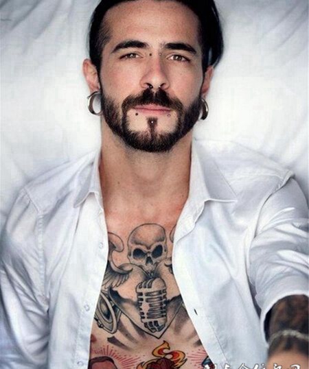 欧美胡渣型男艺术纹身图片