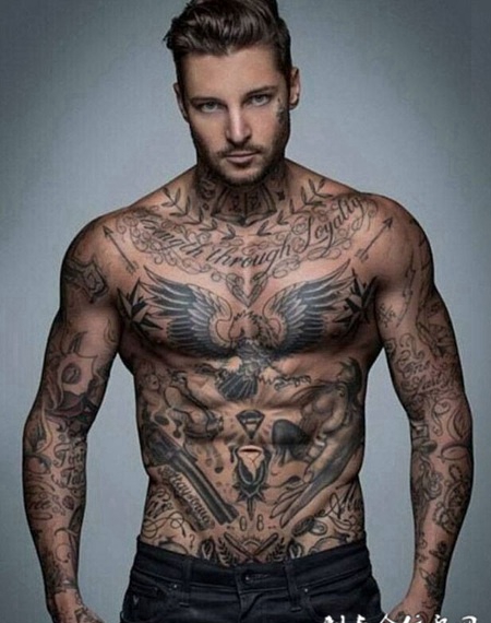 欧美型男个性纹身图片