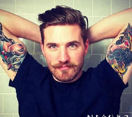 肌肉帅哥个性纹身图片