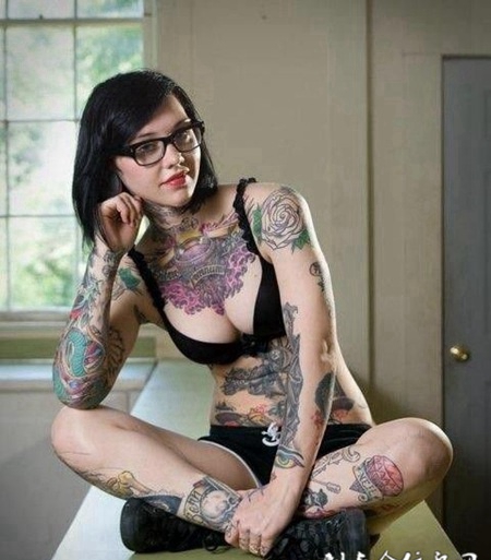 欧美性感美女彩色纹身图片
