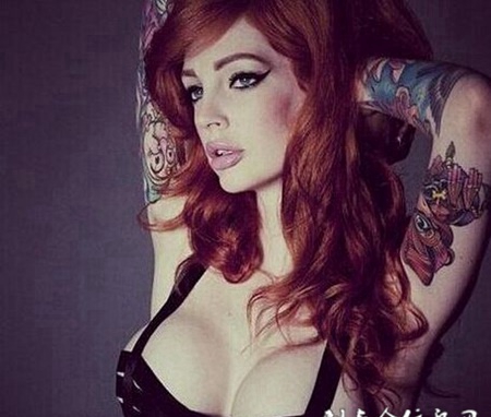 性感模特手臂纹身图片