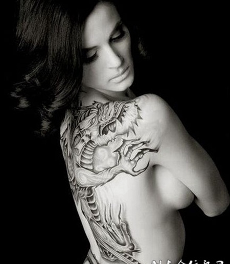 惊艳红唇欧美美女手臂纹身图片