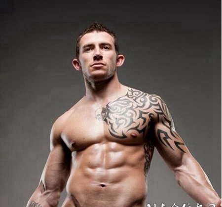 肌肉型男纹身图片