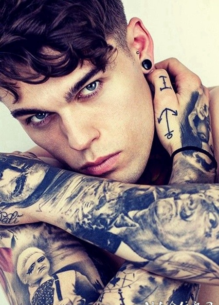欧美男模个性纹身图片