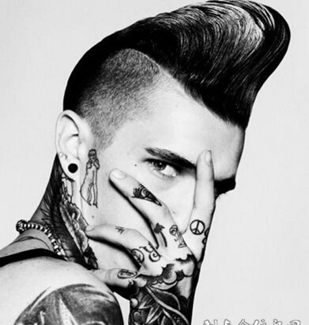 帅气美男黑白纹身图片