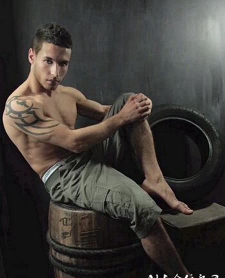 帅气车模个性纹身图片