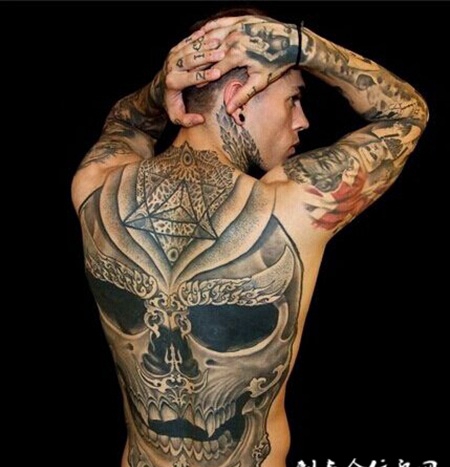 欧美男模背部纹身图片