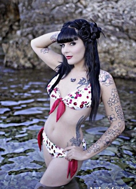 欧美大胸美女手臂纹身图片