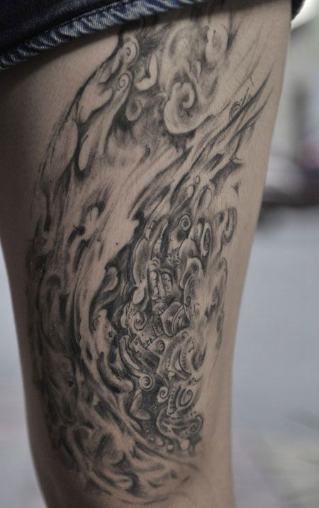 大腿上的抽象图案纹身