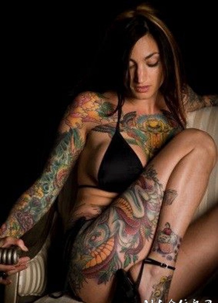 欧美大胸美女彩色纹身图片