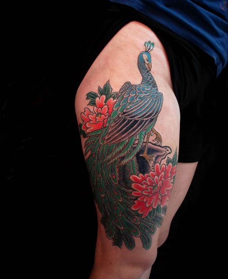 大腿上的孔雀牡丹纹身图案
