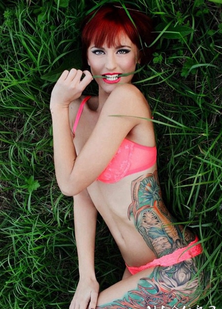 粉色性感内衣美女彩色纹身图片