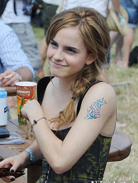 欧美萌妹子手臂纹身图片