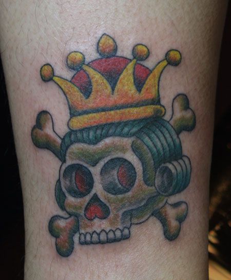 戴皇冠的骷髅纹身图案