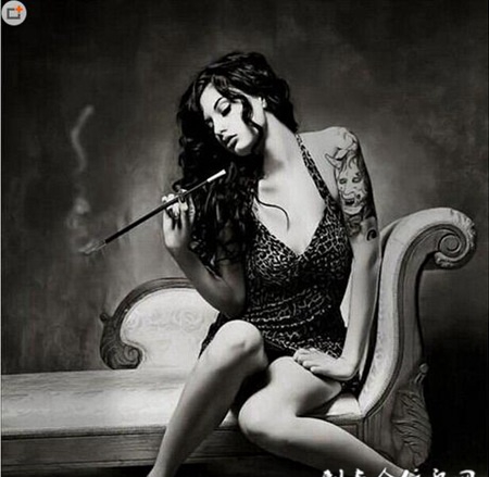 妩媚美女黑白纹身图片