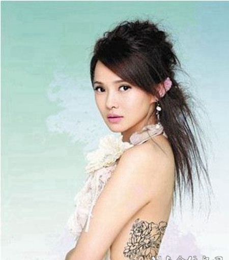 性感女星背部纹身图片