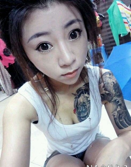 妩媚美女个性纹身图片