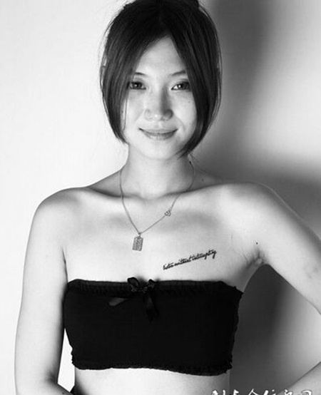 内衣美眉黑白纹身图片