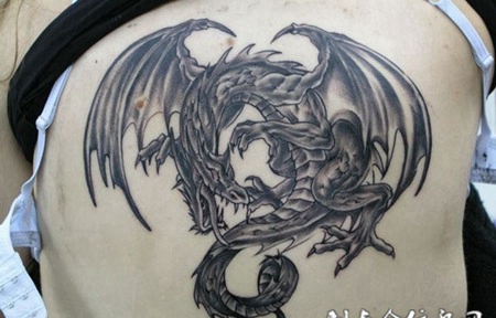 背部个性纹身图片