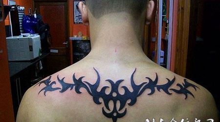 男生背部时尚纹身图片