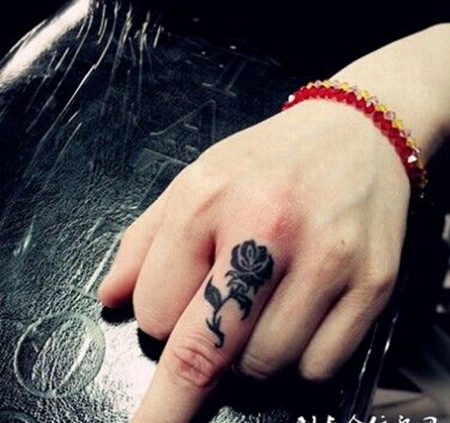 简单可爱的手指纹身图案