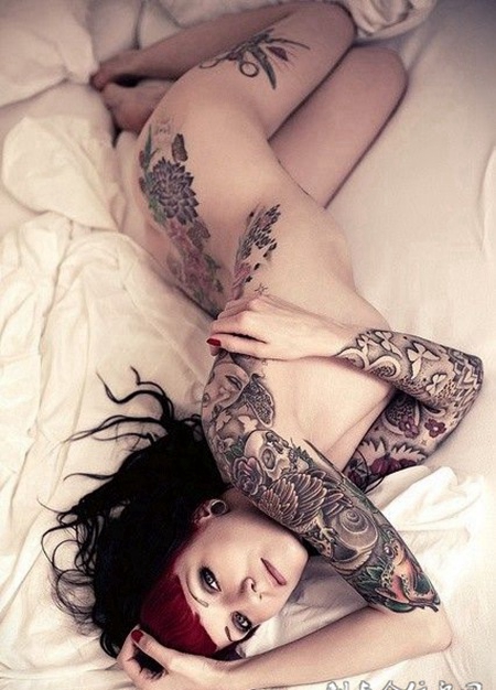 美女赤身玩转纹身诱惑