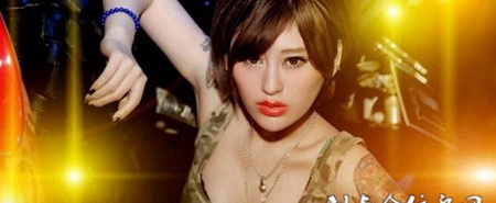 可爱短发美女演绎纹身诱惑