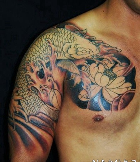 大气时尚的鲤鱼半甲纹身图片