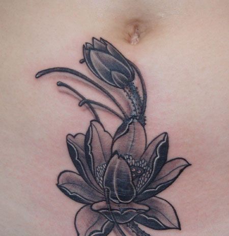 腹部的荷花花蕾纹身图案