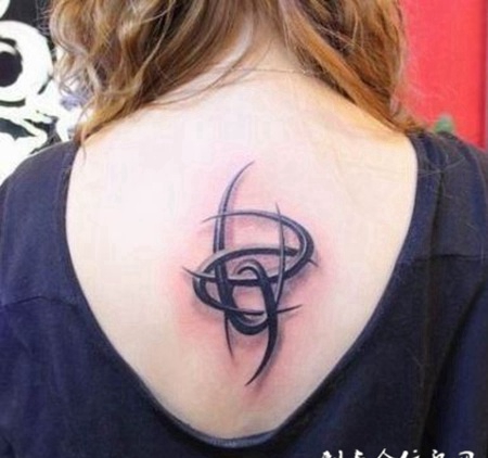 女性背部超有个性的图腾纹身图片