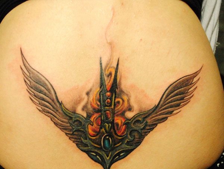 腹部的写实翅膀纹身图案