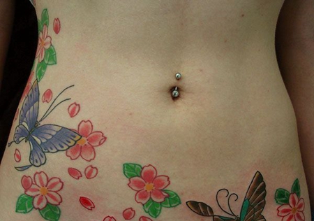 腹部樱花蝴蝶纹身图案