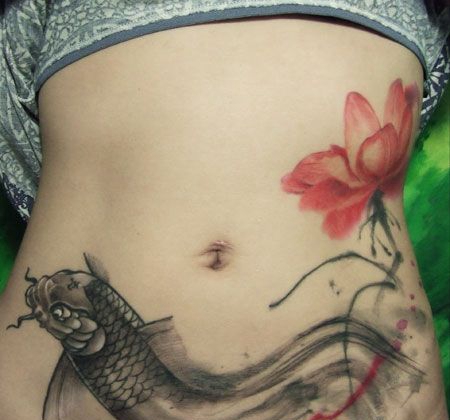 腹部水墨鲤鱼荷花纹身图案