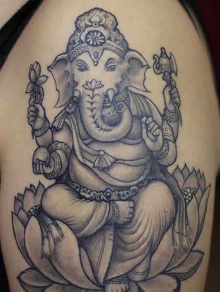 大臂黑灰色经典象神纹身图案