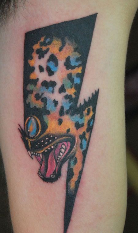 手臂创意豹纹闪电纹身图案