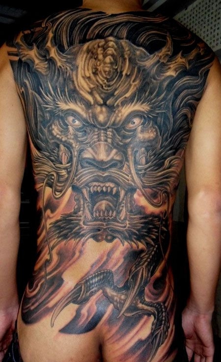 传统满背龙头纹身