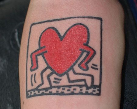 手臂上的卡通心形纹身图案