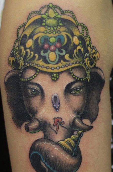 手臂上的传统象神纹身图案