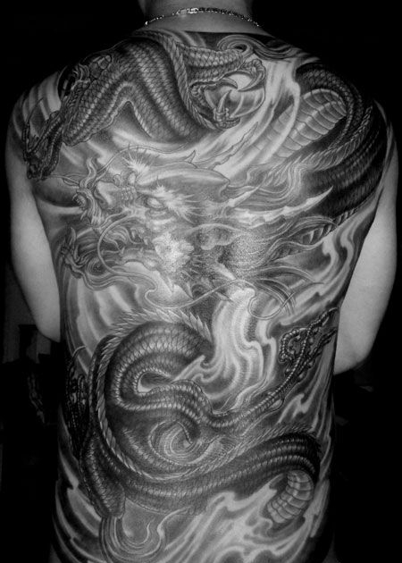 传统黑白满背龙纹身图片