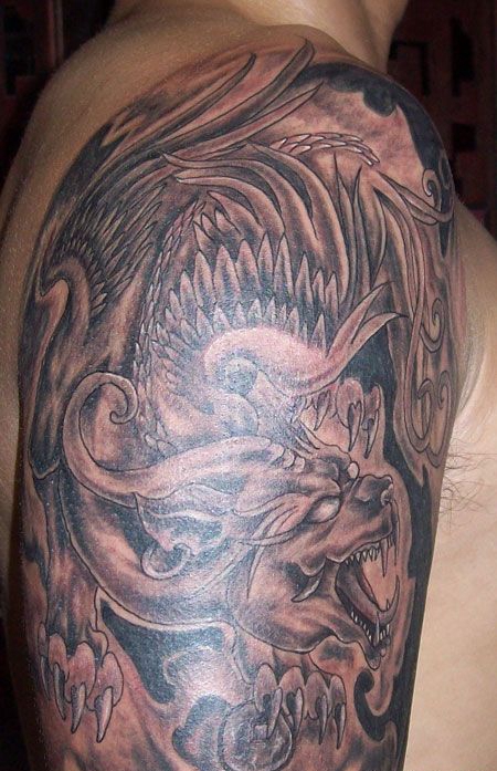 手臂上的传统貔貅纹身图案