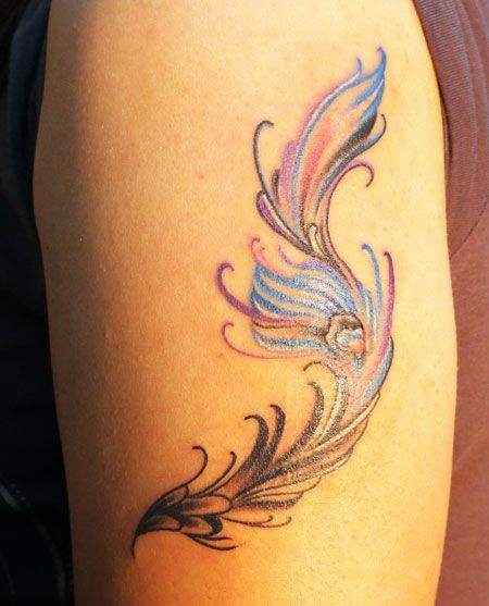 手臂上的凤凰尾羽纹身