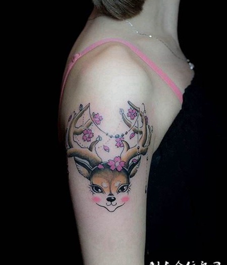 手臂小鹿纹身图案可爱图片