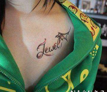 胸前英文纹身图案女生图片