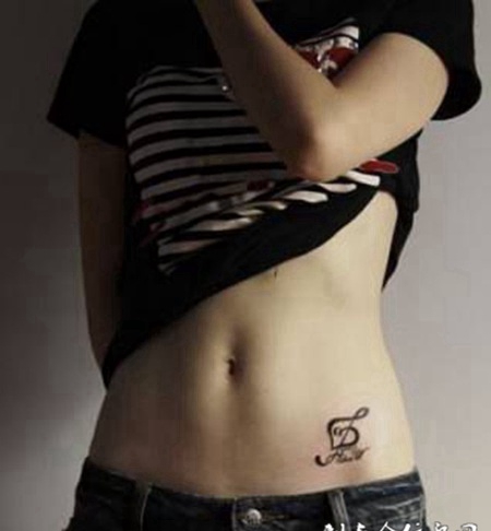 女生腹部纹身图片个性素材