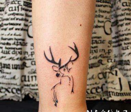 女生小鹿纹身小图案图片