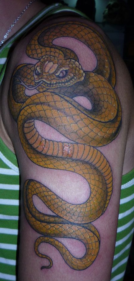 手臂金色盘蛇纹身图案