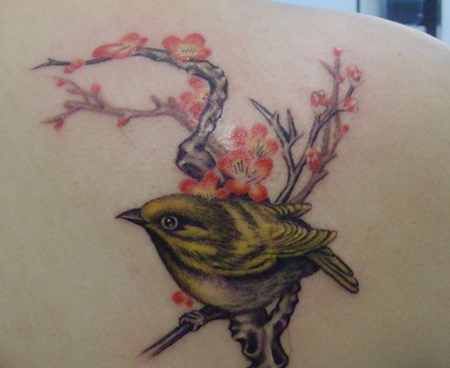 女生肩部个性小鸟纹身图案