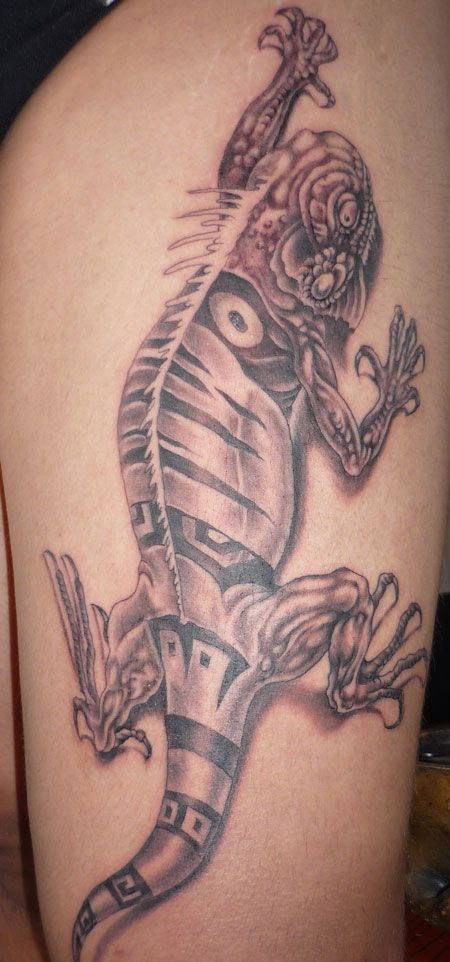 爬行中的蜥蜴纹身图案