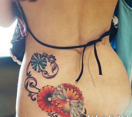 女人臀部纹身纹图片素材